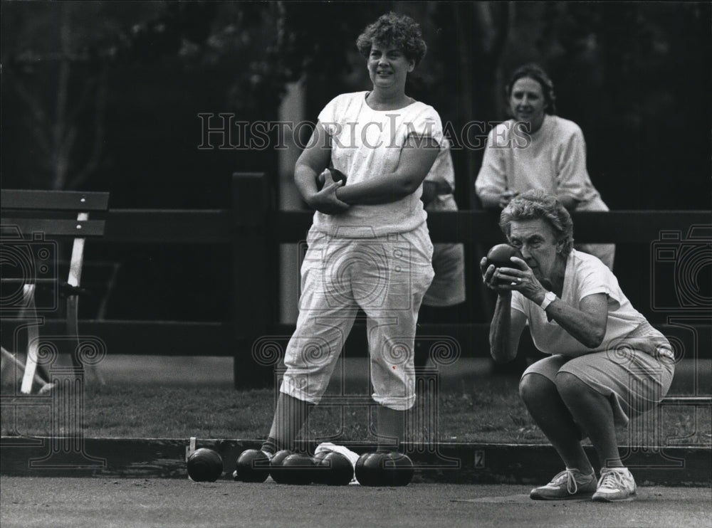 1989 Press Photo June Cremer and Jo Johnson lawn bowling at Lake Park - Historic Images