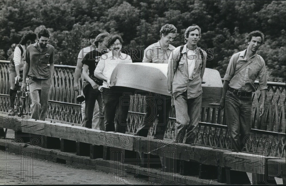 1981 Press Photo Rob Yeo and friends carry boat across the Locust St bridge-Historic Images