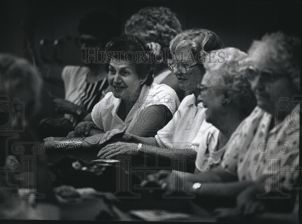 1990 Press Photo Bay View Childhood Friends Still Get Together Weekly To Visit - Historic Images