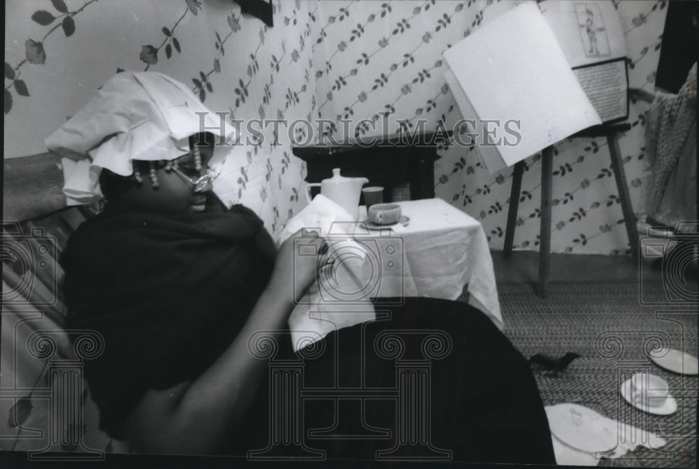 1995 Press Photo Rashida Dockery Practices Her Crocheting Skills - Historic Images