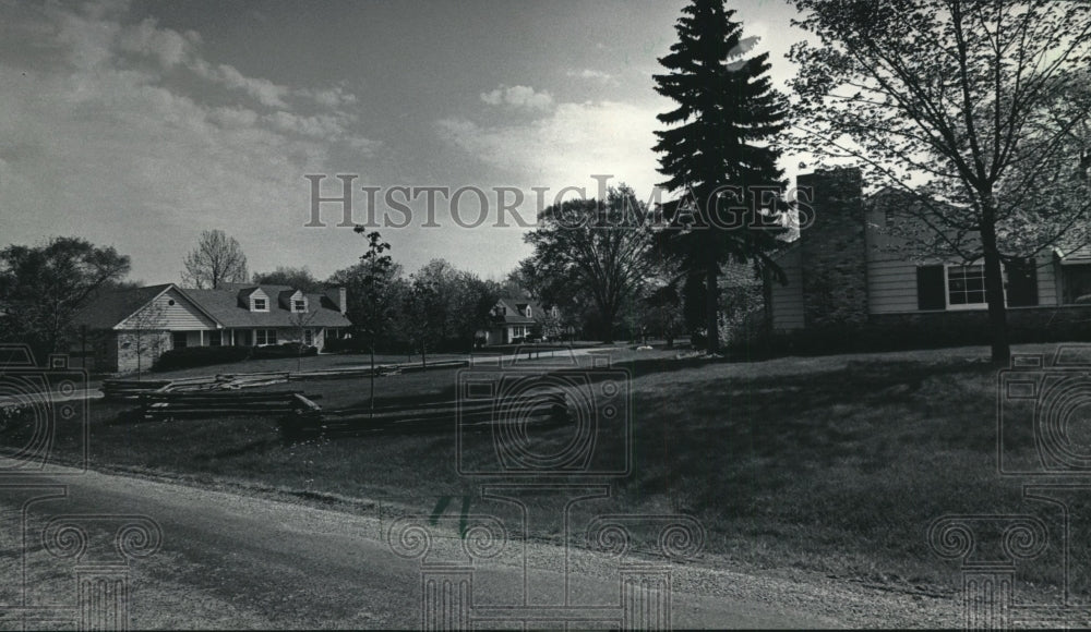 1985 Press Photo Neighborhood of E. Manor Circle, of Bayside, Wisconsin - Historic Images