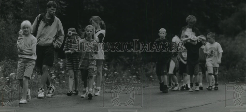 1994 Press Photo Children from Quad/Graphics Inc. walk along a scenic road - Historic Images