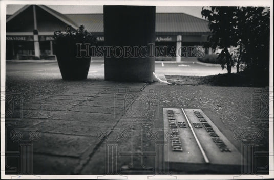 1991 Press Photo Plaque between the Villages of Bayside and Fox Point - Historic Images