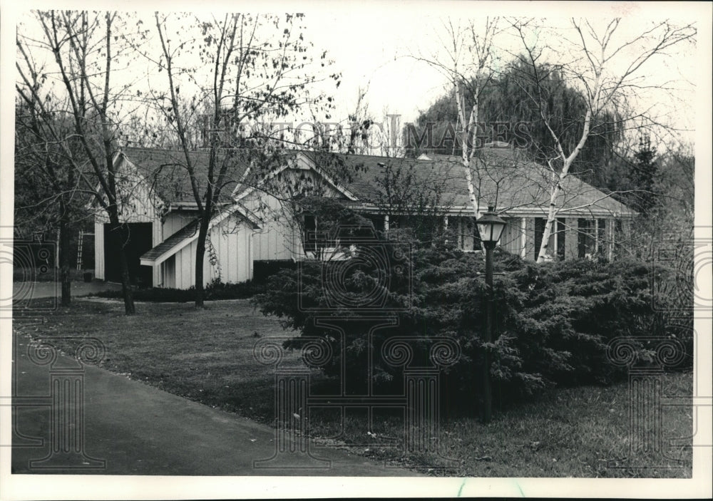 1986 Press Photo House at 1050 W. Ravine La. Bayside, Wis. was sold for $90,000 - Historic Images