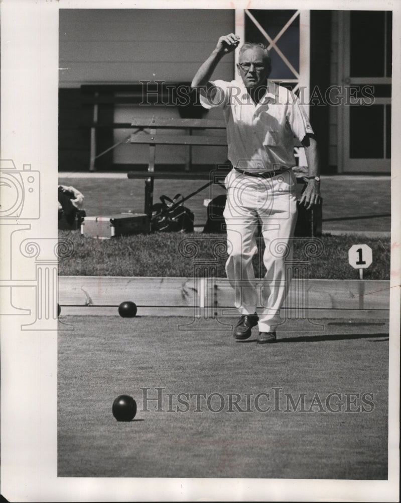 1963 Press Photo Charles Low in Milwaukee Invitational Lawn Bowling Tournament - Historic Images