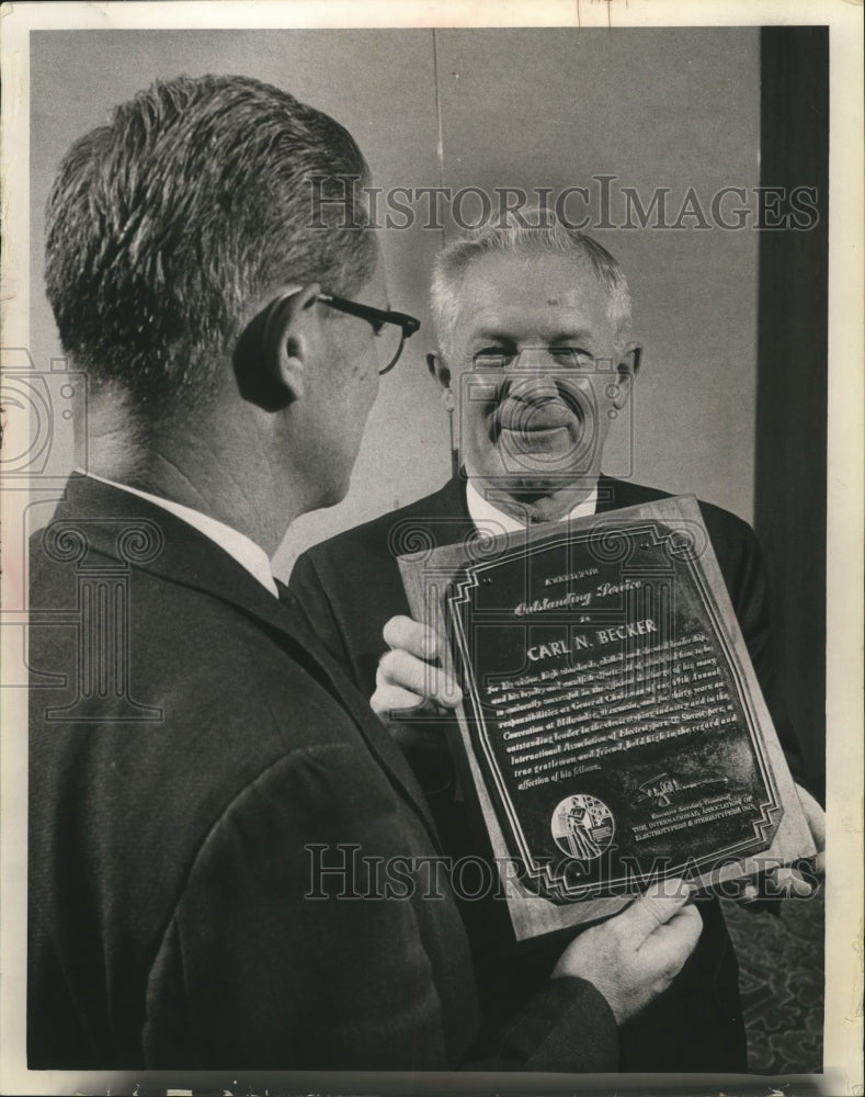 1966 Press Photo Carl Becker receiving award from Charles Rodd at Pfister hotel - Historic Images