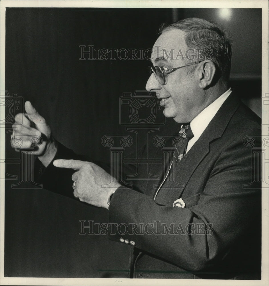 1984 Press Photo Robert J Ziarnik, Police Chief, using sign language - mja48485 - Historic Images