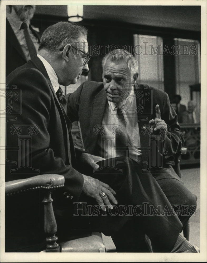 1984 Press Photo Police Chief Robert Ziarnik talking to Richard Spaulding - Historic Images