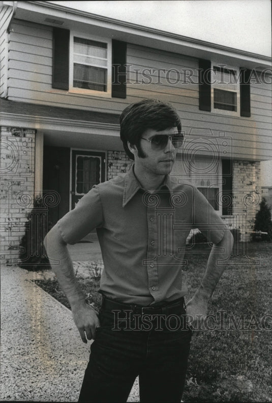 1978 Press Photo Richard Ziebell Savings and Loan manager outside his home-Historic Images