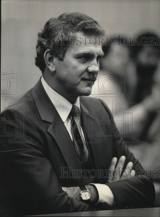 1989 Press Photo Deputy Inspector Ronald Bollhoffer with the County Review Board - Historic Images