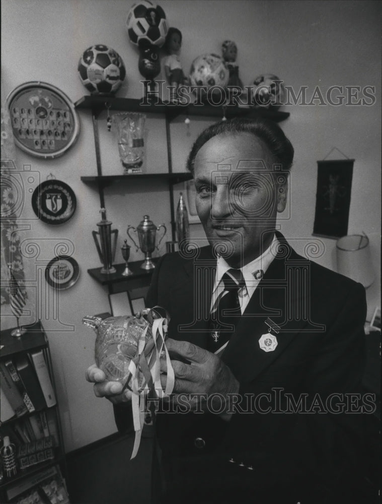 1976 Press Photo Mieczyslaw (Mike) Wysocki with gold medal and crystal whistle - Historic Images