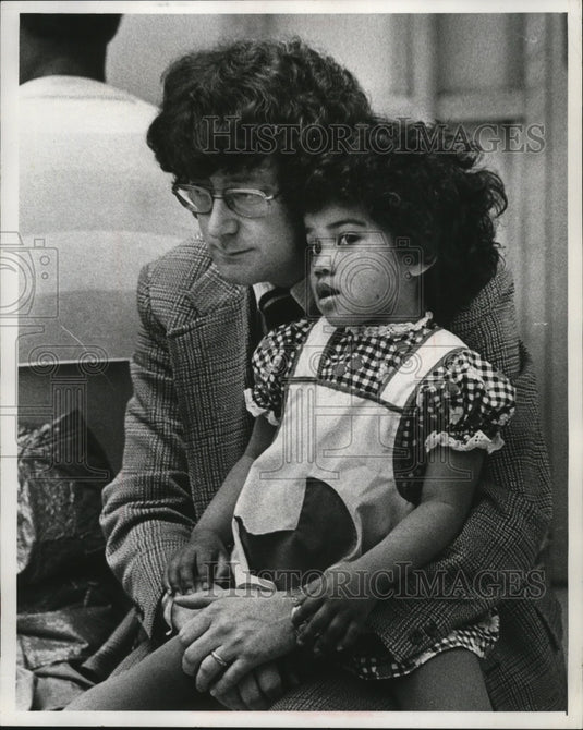 1976 Press Photo Former Milwaukee Sentinel Reporter, Bruce Yeo, Will Be Adopting - Historic Images