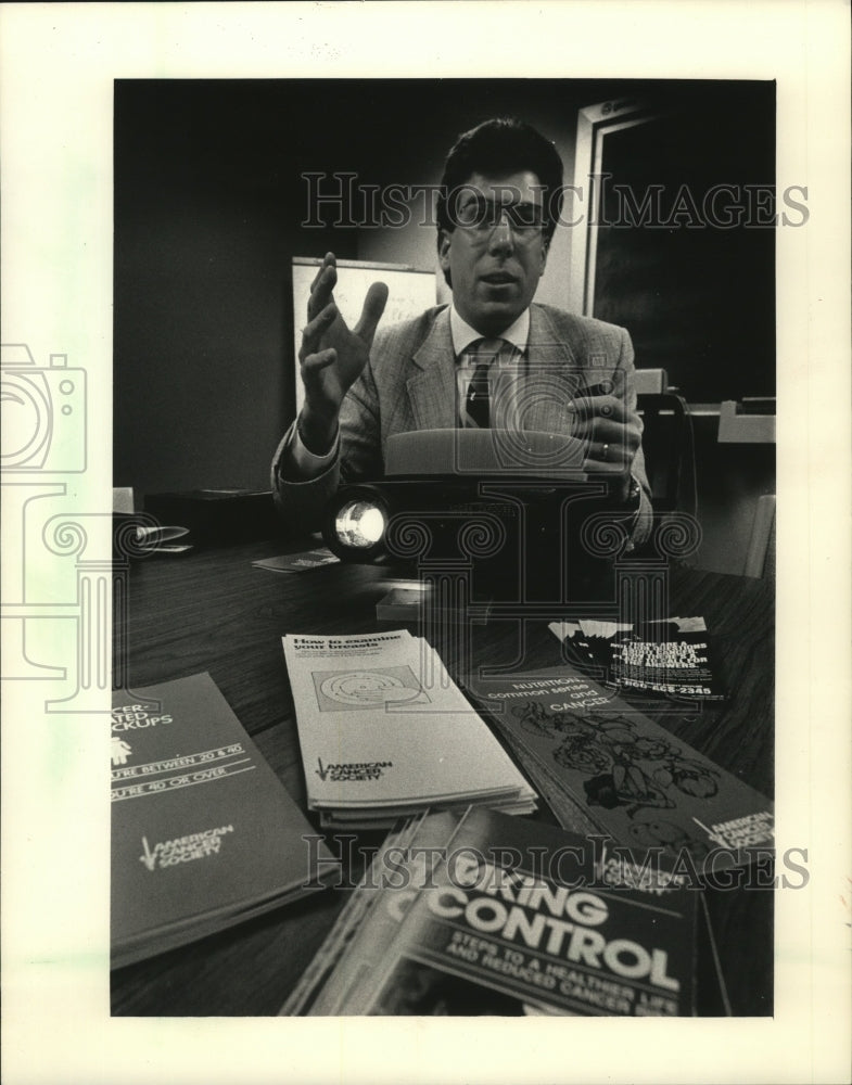 1987 Press Photo Cancer specialist Charles Bomzer on an informative house call - Historic Images
