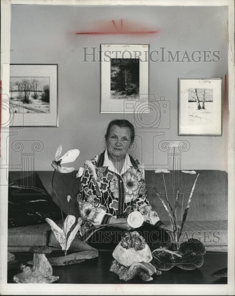 1973 Press Photo Mrs. Irena Zakrzewski artistic talent in paintings and objects.-Historic Images