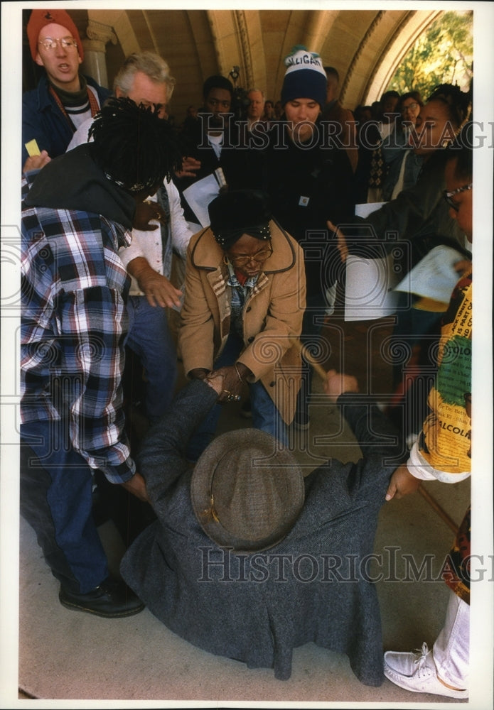 1993 Press Photo Leonard Young Rally attendees help Ertl off the ground - Historic Images
