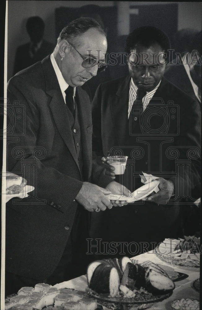 1984 Press Photo Alderman Roy B. Nabors talking with Police Chief Robert Ziarnik - Historic Images