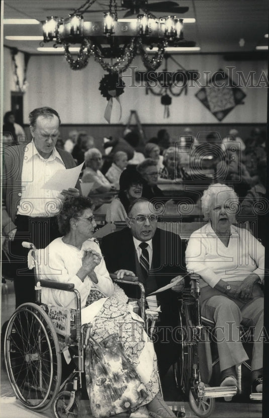 1984 Press Photo Police Chief Robert Ziarnik caroling with Police Dept. band - Historic Images