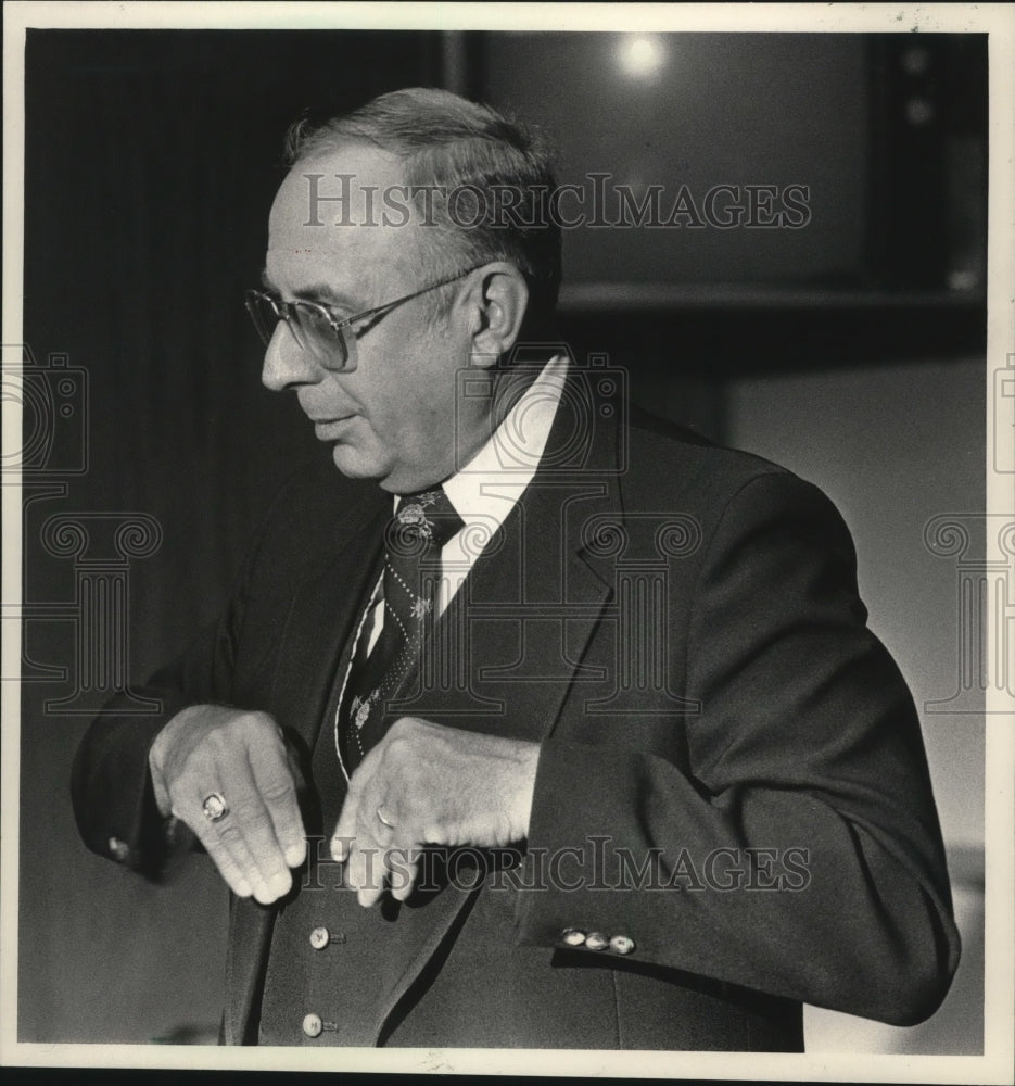 1984 Press Photo Robert J Ziarnik, Milwaukee Police Chief, using sign language - Historic Images