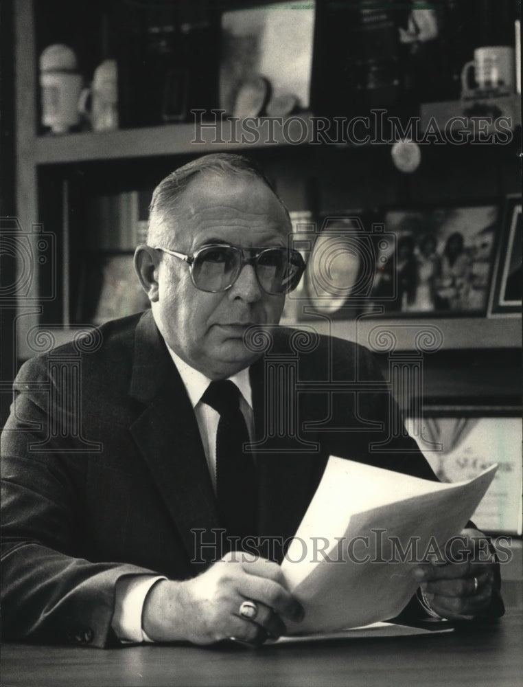 1987 Press Photo Milwaukee Police Chief Robert J. Ziarnik at his desk - Historic Images