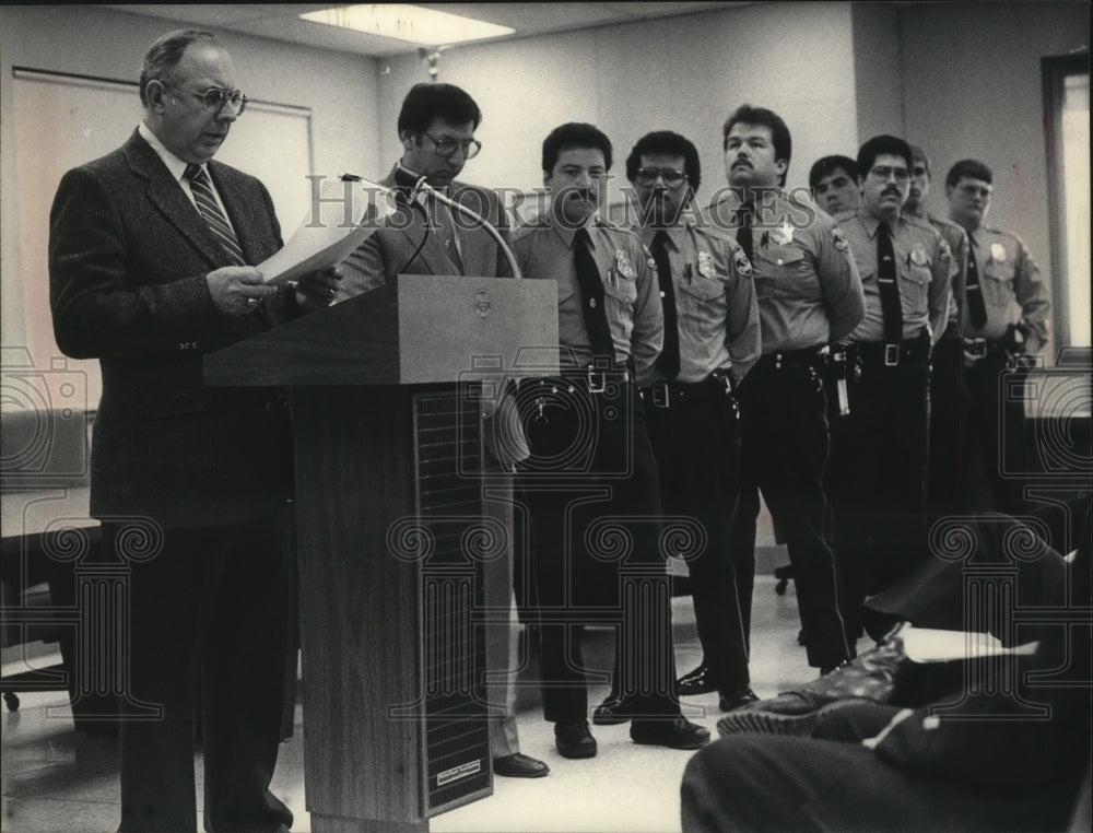 1985 Press Photo Police Chief Robert Ziarnik honors officers for arrest - Historic Images