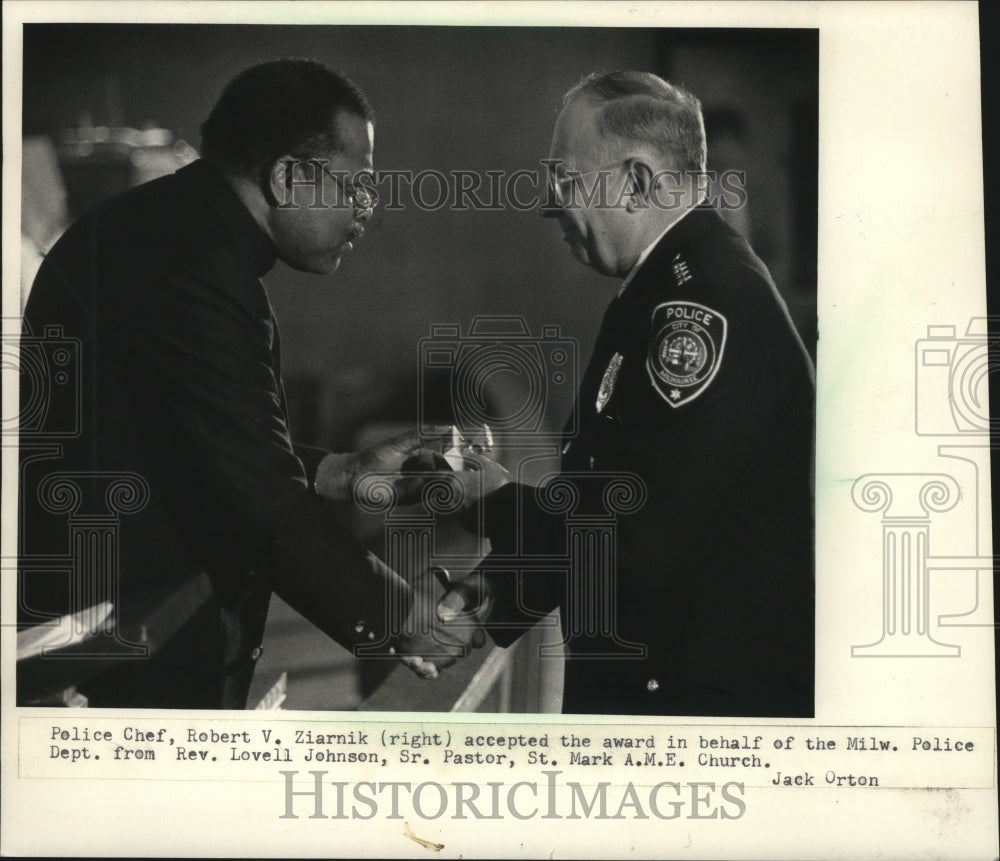 1987 Press Photo Robert Ziarnik accepts award from Reverend Lovell Johnson - Historic Images
