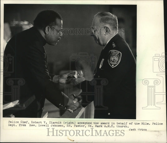 1987 Press Photo Robert Ziarnik accepts award from Reverend Lovell Johnson - Historic Images