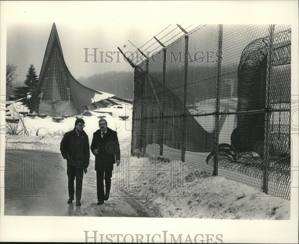 1986 Press Photo Chaplain Paul Zoschke and Inmate Al Le Contre at Kettle Moraine - Historic Images