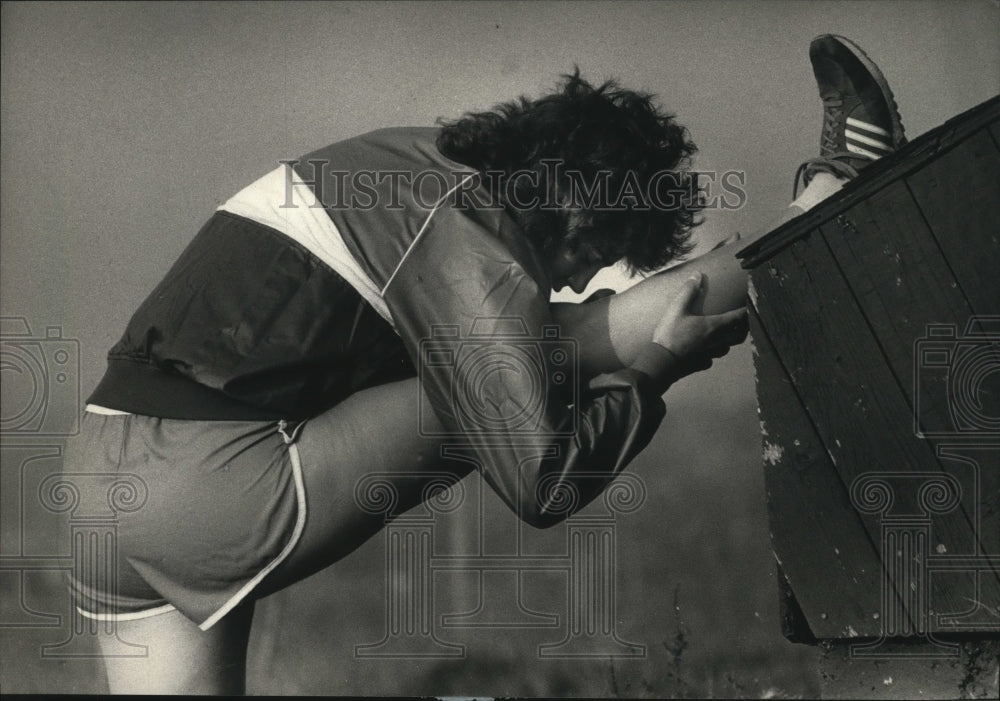 1987 Press Photo Angela Zuckerman Milwaukee Speed Skater stretching out - Historic Images