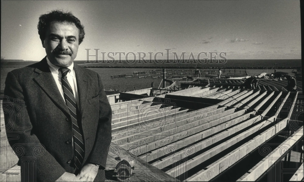 1987 Press Photo Barry Zuckerman in front of foundation for a condo project - Historic Images