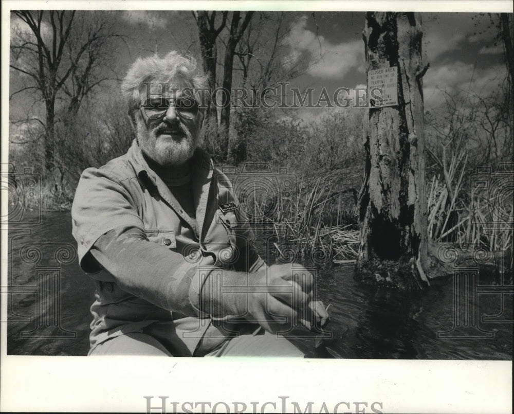 1984 Press Photo Ronald Zuelsdorf paddles a canoe through Rock River - mja48858 - Historic Images