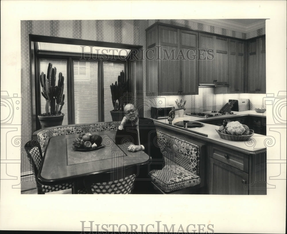 1986 Press Photo Designer Harry Zummach sits a custom-made kitchen table - Historic Images