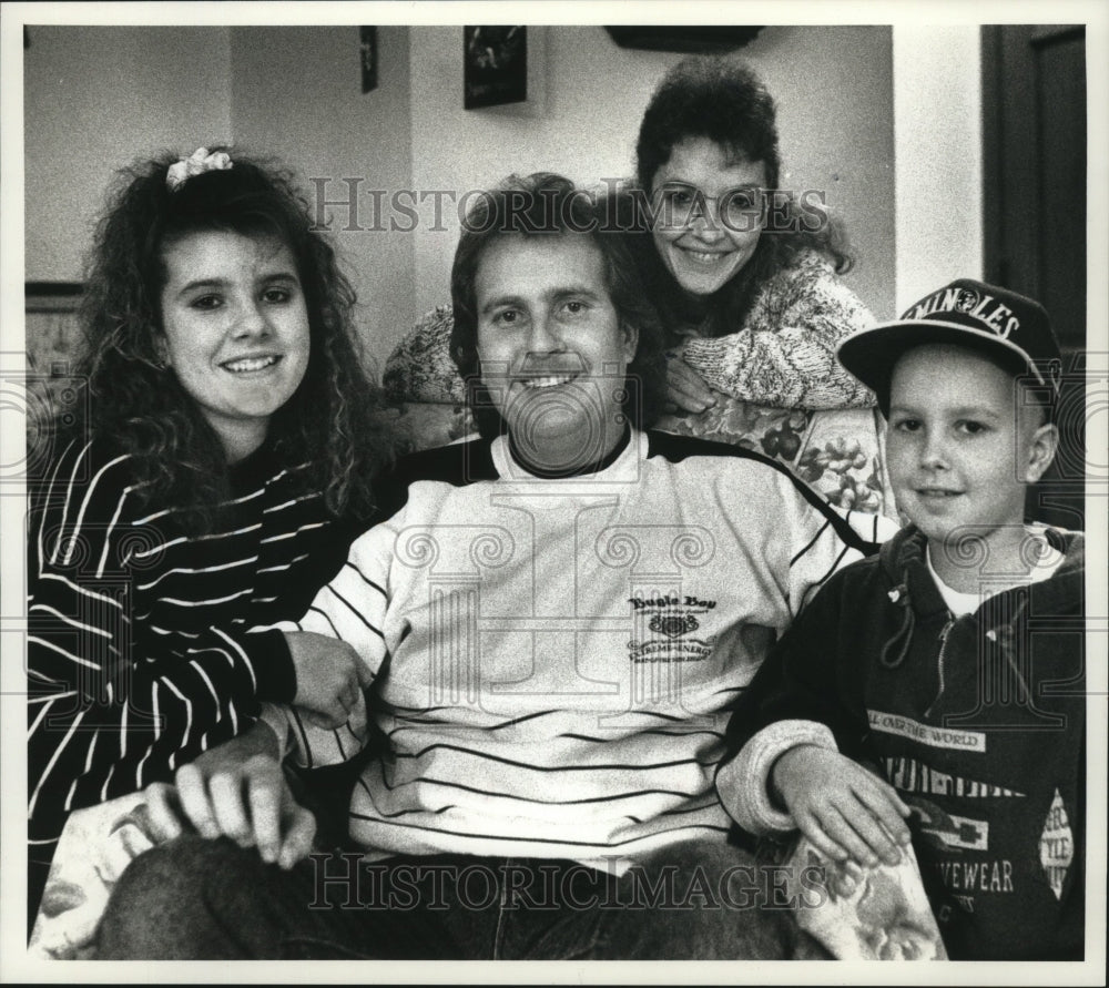 1994 Press Photo William (Pete) Zydoowicz&#39;s family deals with illness - Historic Images