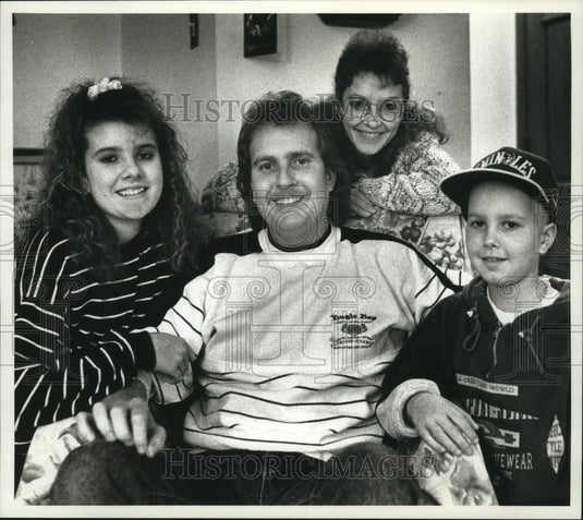 1994 Press Photo William (Pete) Zydoowicz's family deals with illness - Historic Images
