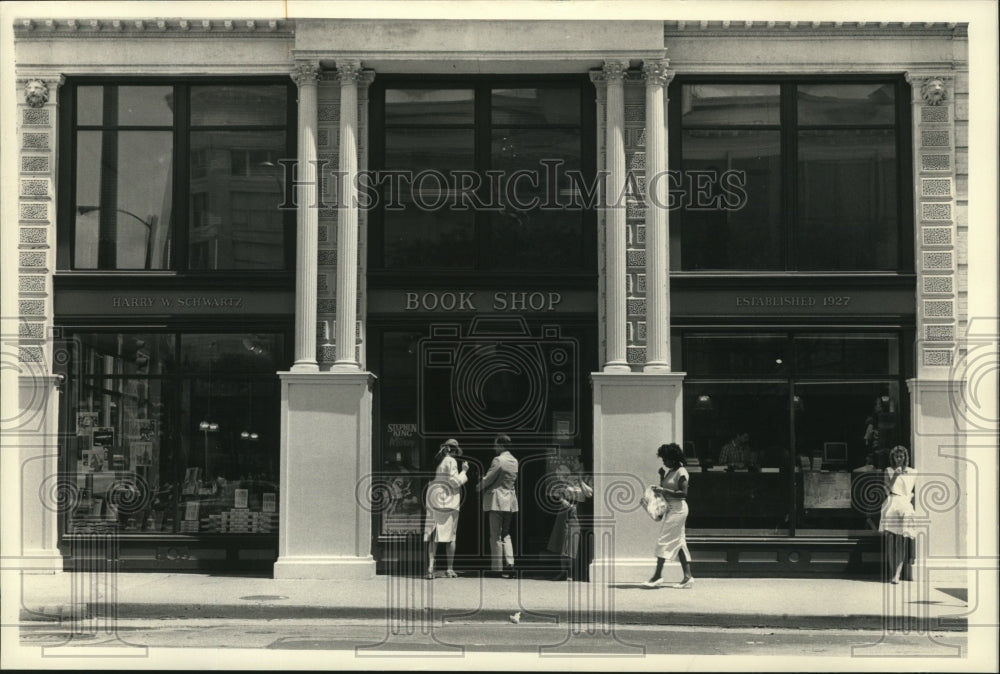 1987 Press Photo Harry W. Schwartz Bookshop, Milwaukee - mja48878 - Historic Images