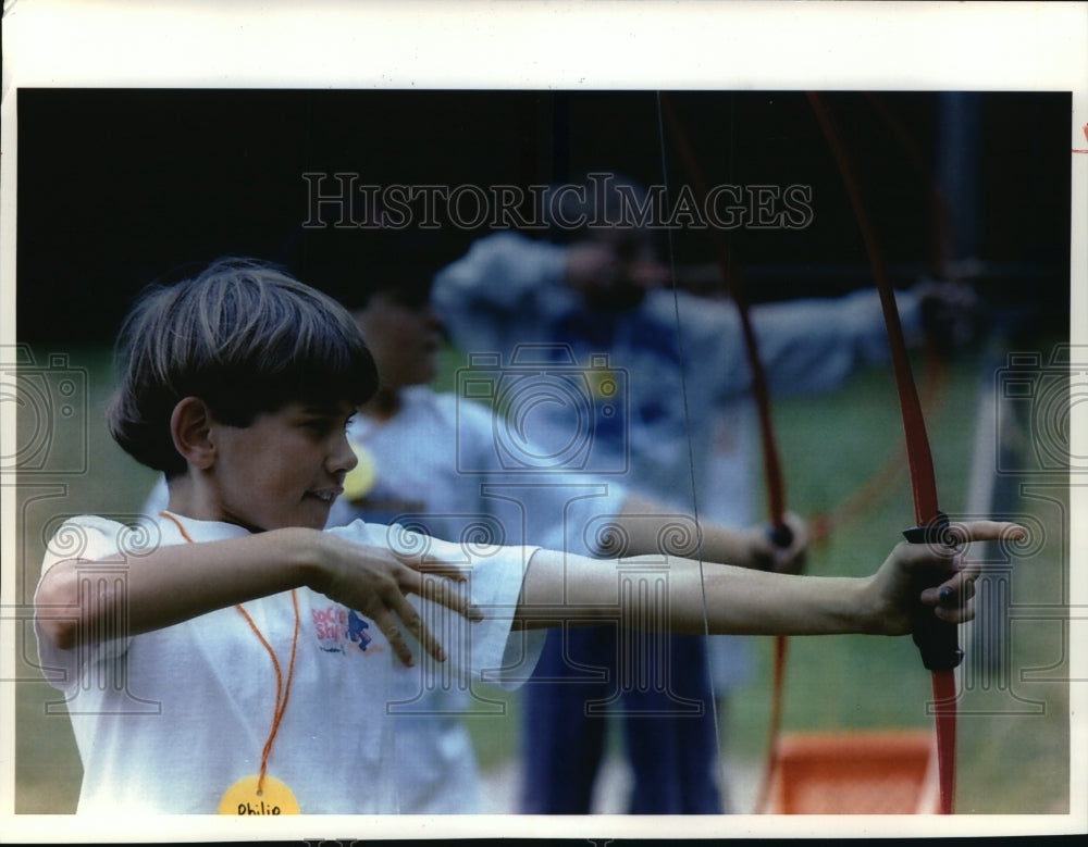 1993 Press Photo Philip Kramer Shoots Arrow at Camp Whitcomb/Mason - Historic Images