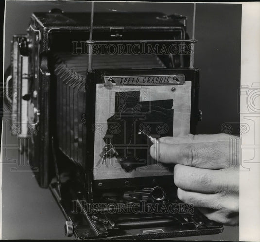 1966 Press Photo The Pinhole Camera Contraption Is Displayed - Historic Images