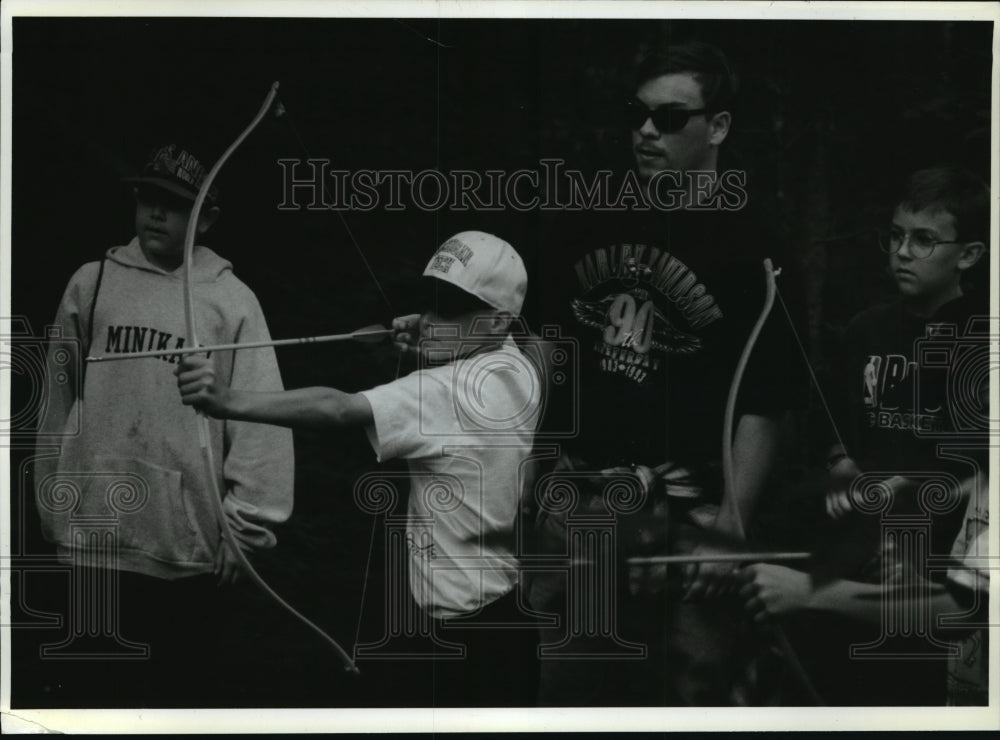 1994 Press Photo Bryan Padovano Fires an Arrow While at Camp Minikani - Historic Images