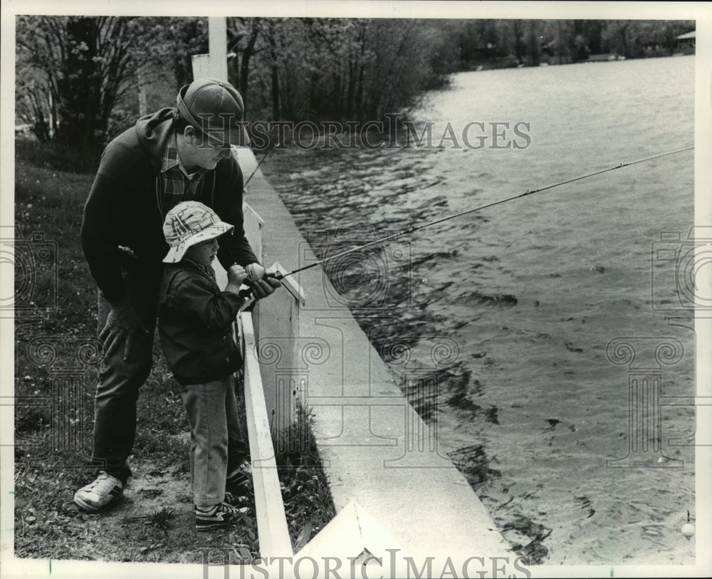 1983 Press Photo John McArdle Taught his Son, Andy, How to Fish at Camp Minikani - Historic Images