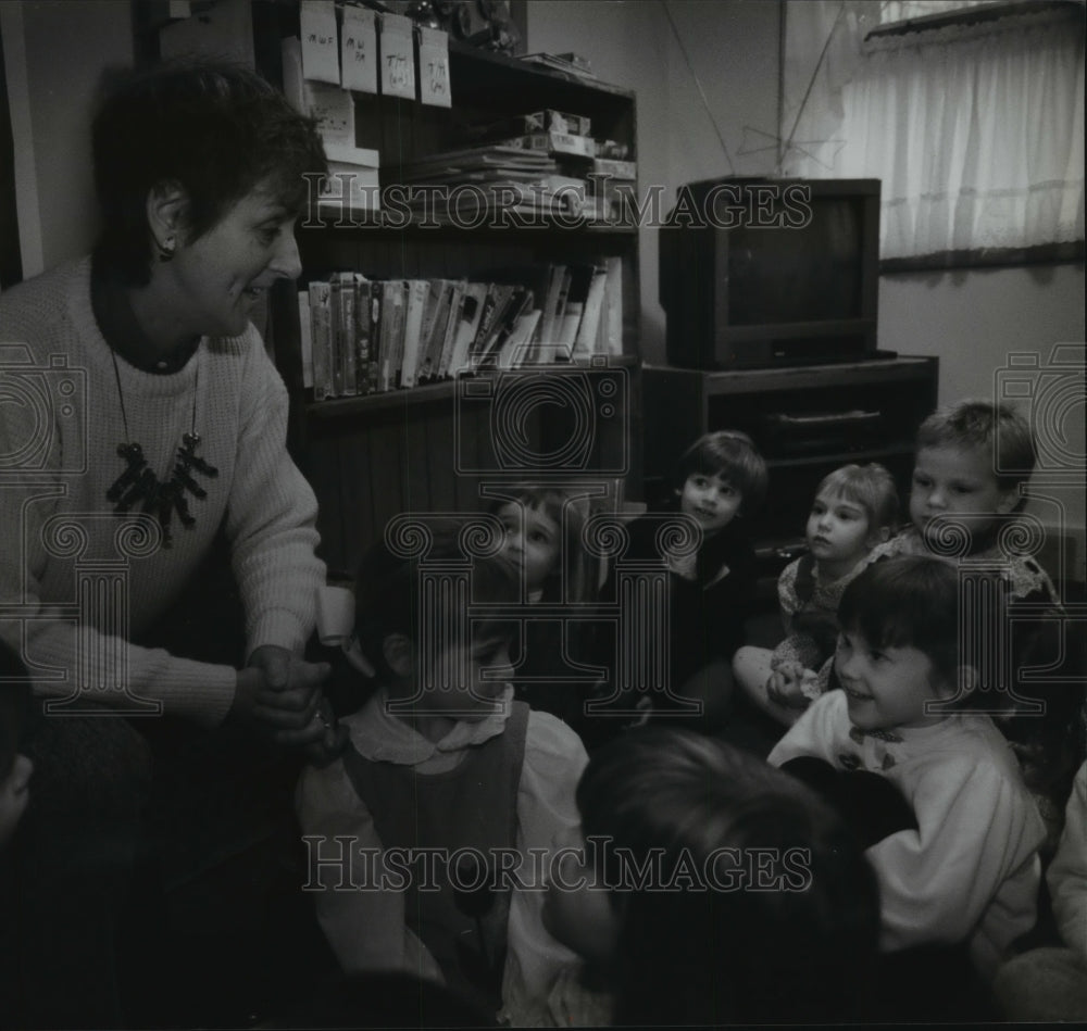 1993 Press Photo Cindy LaRoque Tells Her Preschool Class That She&#39;s Leaving - Historic Images