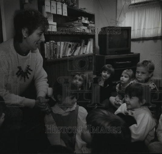 1993 Press Photo Cindy LaRoque Tells Her Preschool Class That She's Leaving - Historic Images