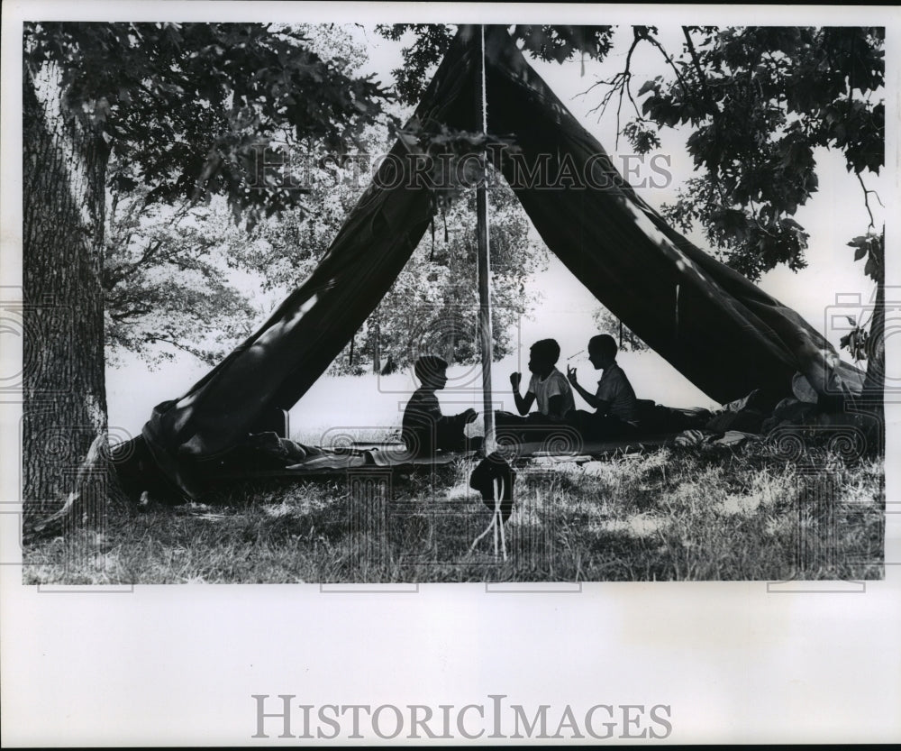 Press Photo Three Boys Playing Rock Paper Scissors at Camp Nilewin - Historic Images