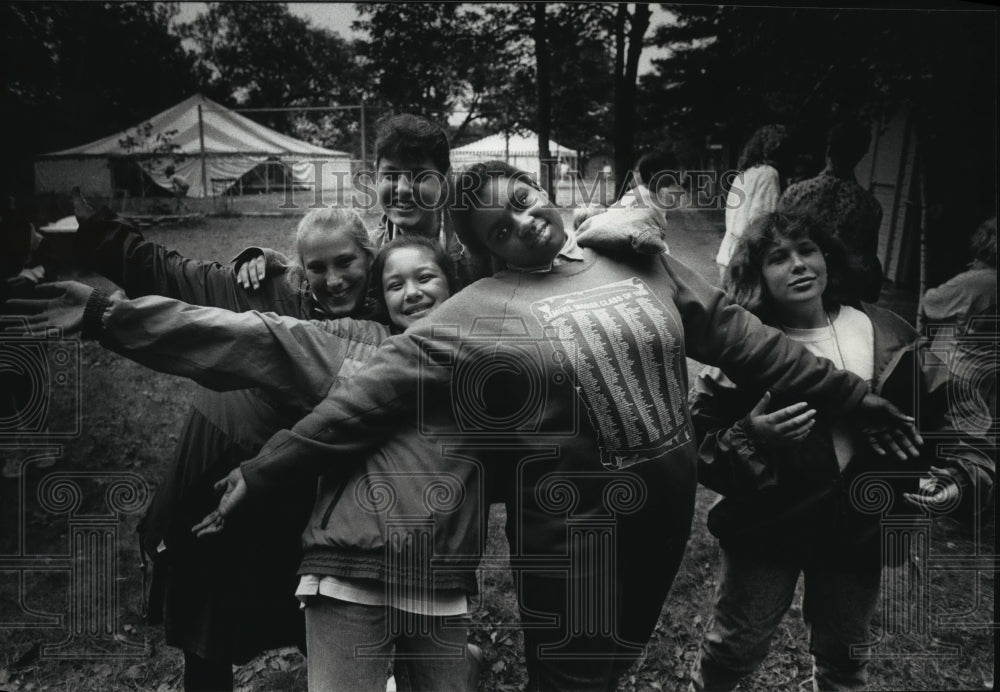 1990 Press Photo Hannah LaFave and Nick Turoski Outdoor Rehearsal Camp Onauvey - Historic Images
