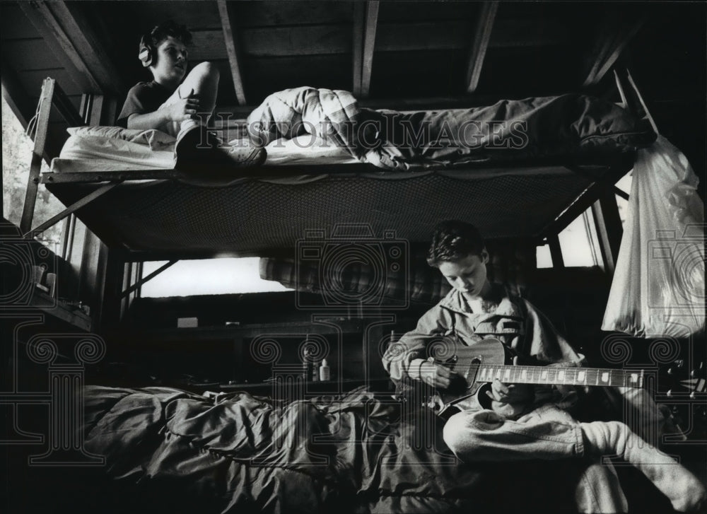 1990 Press Photo Luke Harrison and Grant Day Music and Guitar in Cabin. - Historic Images