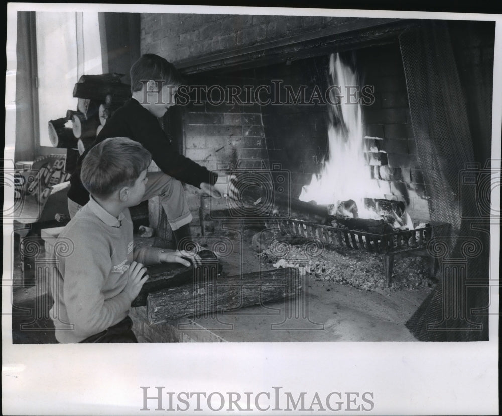 1986 Press Photo Boys Building A Fire While Relaxing at Camp Sidney Cohen - Historic Images