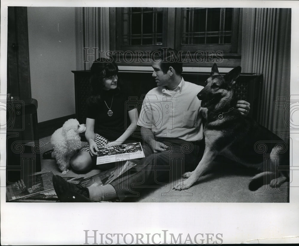1970 Press Photo John Carter-Blind Former Policeman-Milwaukee With Wife and Dogs - Historic Images
