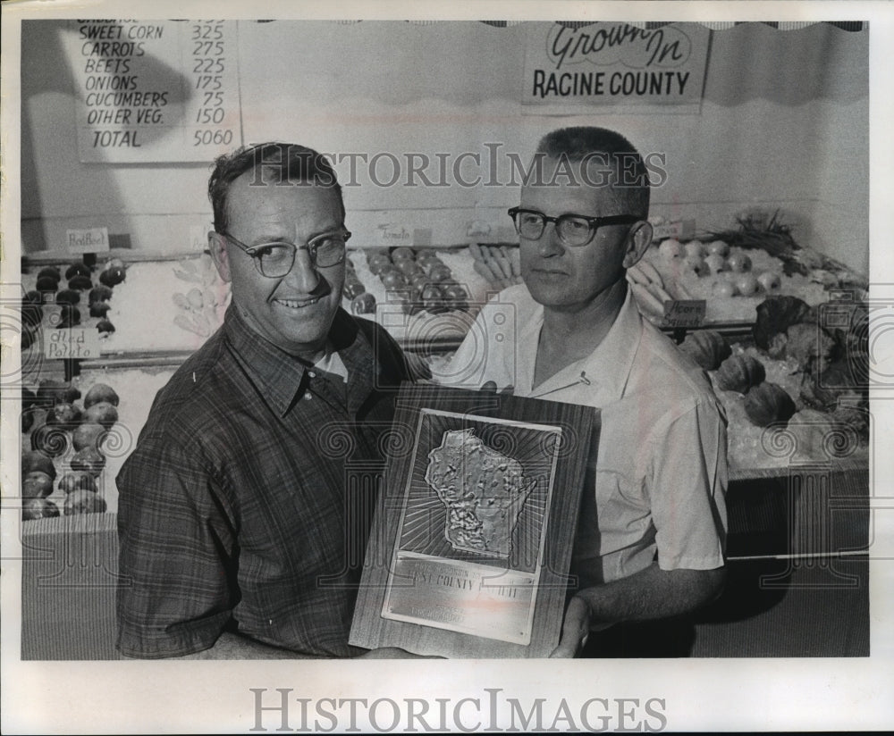 1967 Press Photo Elwin Leet Presented Milwaukee Journal Award At The State Fair - Historic Images