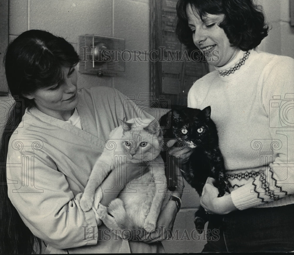 1984 Press Photo Cindy Mindiola and Barbar Blanton Hold Cats Sugar and Spice - Historic Images