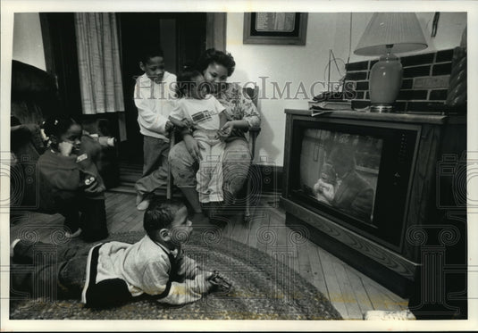1992 Children And A Mother At Casa Maria Hospitality House Shelter - Historic Images