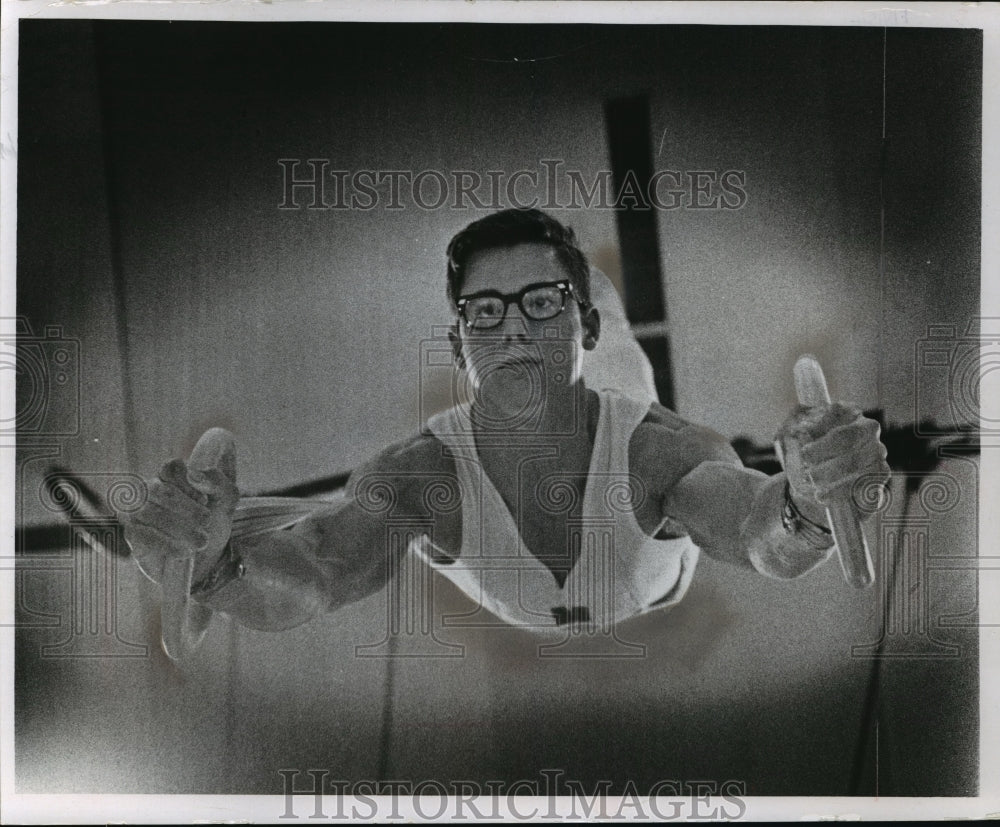 1967 Press Photo Wally Borchardt of Marshall High School Practice Gymnastics - Historic Images