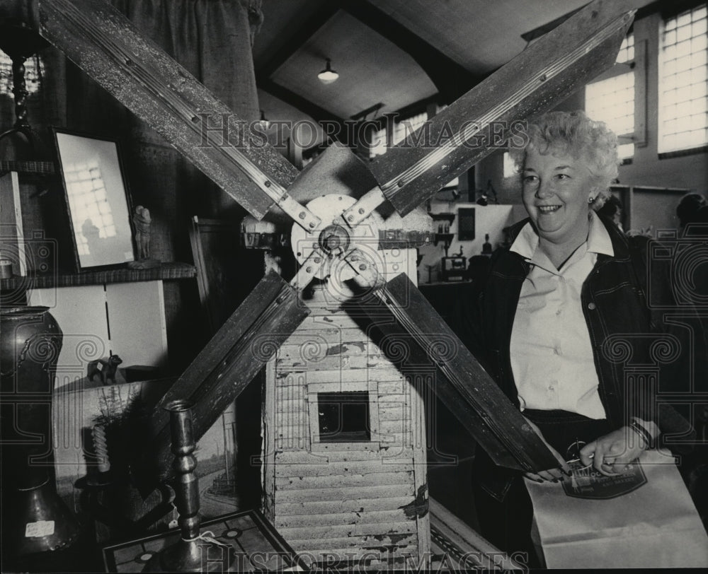 1986 Press Photo Nancy Heydon examines windmill model at Cedar Creek Settlement - Historic Images